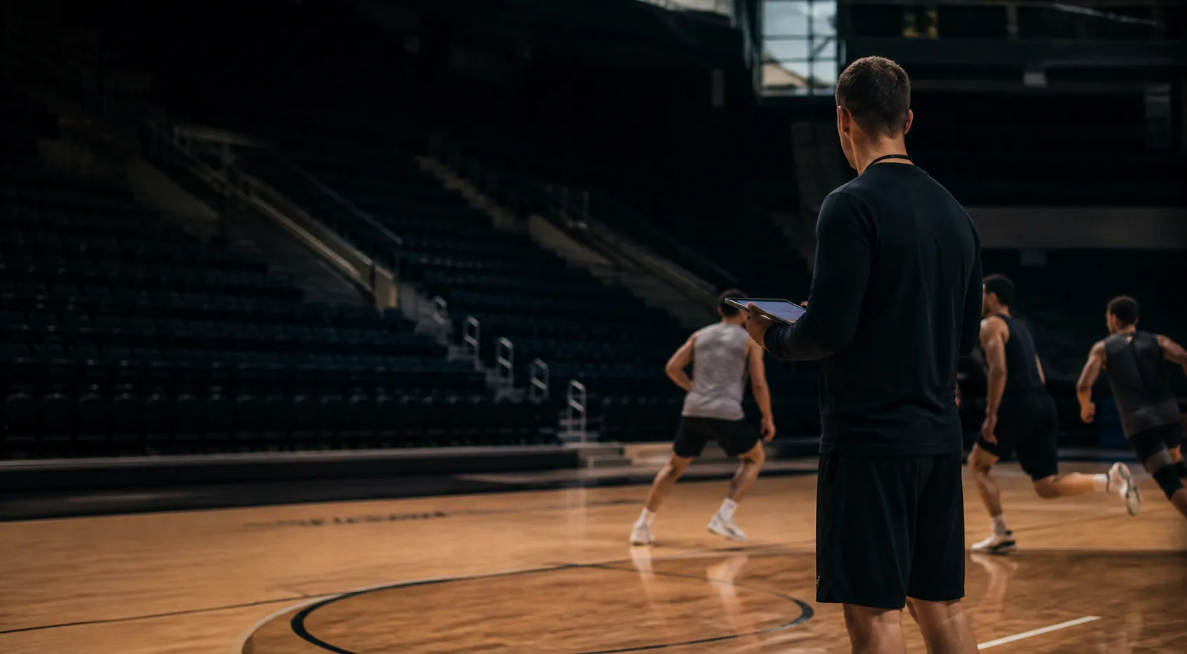 Staff de rendimiento durante una sesión de baloncesto